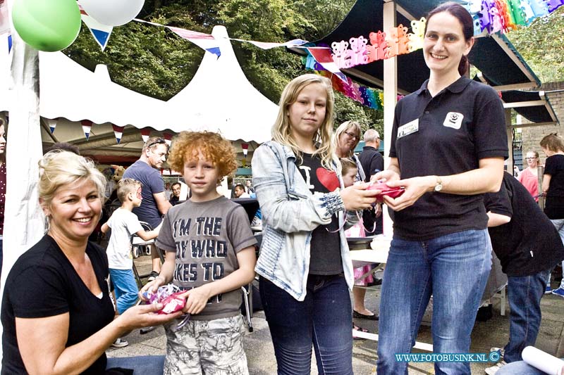 14100405.jpg - FOTOOPDRACHT:Dordrecht:04-10-2014:Gezelligheid en veel bezoekers tijdens Dierendag LouterbloemenDeze digitale foto blijft eigendom van FOTOPERSBURO BUSINK. Wij hanteren de voorwaarden van het N.V.F. en N.V.J. Gebruik van deze foto impliceert dat u bekend bent  en akkoord gaat met deze voorwaarden bij publicatie.EB/ETIENNE BUSINK