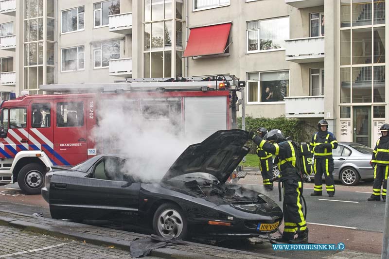 14100503.jpg - FOTOOPDRACHT:Dordrecht:05-10-2014:Op de Talmaweg ter hoogte van de Hugo van Gijnweg is een auto uitgebrand. De PONTIAC FIREBIRD brande geheel onder de motorkap uit. De brandweer bluste de brand en het takel bedrijf vervoerde de auto weg.Deze digitale foto blijft eigendom van FOTOPERSBURO BUSINK. Wij hanteren de voorwaarden van het N.V.F. en N.V.J. Gebruik van deze foto impliceert dat u bekend bent  en akkoord gaat met deze voorwaarden bij publicatie.EB/ETIENNE BUSINK