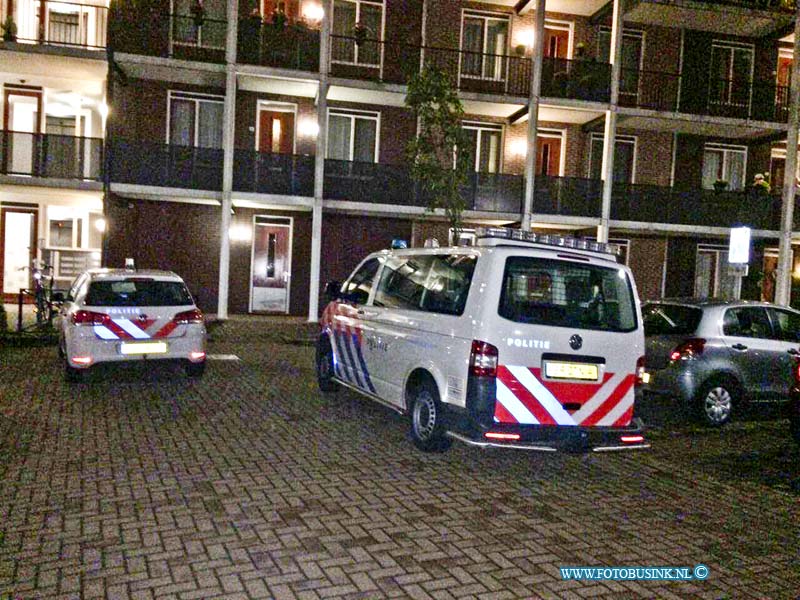 14100801.jpg - FOTOOPDRACHT:Hendrik Ido Ambacht:08-10-2014:Tweede gewapende overval vanavond in de regio Drechtsteden . Gezocht hendrik ido ambacht overvallers  van een woning op de Baars 94 in Hendrik Ido Ambacht. 2 Daders man, 1 man met pet/jas van een bezorgdienst. Zijn weg gerend  richting  Laan van Welhorst, met vuurwapen.  Deze digitale foto blijft eigendom van FOTOPERSBURO BUSINK. Wij hanteren de voorwaarden van het N.V.F. en N.V.J. Gebruik van deze foto impliceert dat u bekend bent  en akkoord gaat met deze voorwaarden bij publicatie.EB/ETIENNE BUSINK