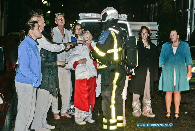 14101201.jpg - FOTOOPDRACHT:Dordrecht:12-10-2014:Bij een flinke slaapkamerbrand in een benedenwoning aan de Koningin Wilhelminastraat in Dordrecht, is de verwarde bewoner met een ambulance afgevoerd naar een ziekenhuis. De overige bewoners van het Hollandhuis, kon zich maar net in veiligheid brengen, enkelen bewoners werden door buren met laders/touwen uit hun woning gehaald. De brandweer maakte middel alarm, en was met 3 brandweerwagens ter plaatse en had het vuur snel onder controle. De bewoners kunnen voor lopig niet naar hun woningen terug en salvage gaat het voor de bewoners bekijken en regelen.  Deze digitale foto blijft eigendom van FOTOPERSBURO BUSINK. Wij hanteren de voorwaarden van het N.V.F. en N.V.J. Gebruik van deze foto impliceert dat u bekend bent  en akkoord gaat met deze voorwaarden bij publicatie.EB/ETIENNE BUSINK