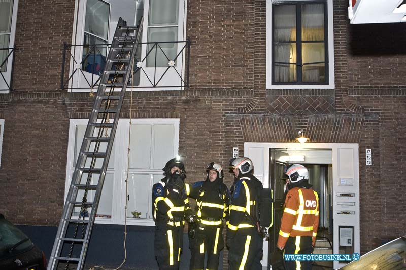 14101202.jpg - FOTOOPDRACHT:Dordrecht:12-10-2014:Bij een flinke slaapkamerbrand in een benedenwoning aan de Koningin Wilhelminastraat in Dordrecht, is de verwarde bewoner met een ambulance afgevoerd naar een ziekenhuis. De overige bewoners van het Hollandhuis, kon zich maar net in veiligheid brengen, enkelen bewoners werden door buren met laders/touwen uit hun woning gehaald. De brandweer maakte middel alarm, en was met 3 brandweerwagens ter plaatse en had het vuur snel onder controle. De bewoners kunnen voor lopig niet naar hun woningen terug en salvage gaat het voor de bewoners bekijken en regelen.  Deze digitale foto blijft eigendom van FOTOPERSBURO BUSINK. Wij hanteren de voorwaarden van het N.V.F. en N.V.J. Gebruik van deze foto impliceert dat u bekend bent  en akkoord gaat met deze voorwaarden bij publicatie.EB/ETIENNE BUSINK