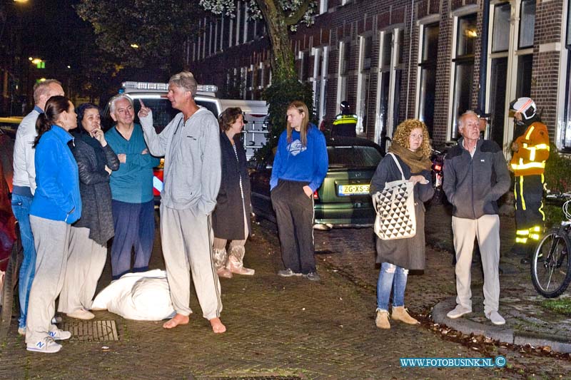 14101206.jpg - FOTOOPDRACHT:Dordrecht:12-10-2014:Bij een flinke slaapkamerbrand in een benedenwoning aan de Koningin Wilhelminastraat in Dordrecht, is de verwarde bewoner met een ambulance afgevoerd naar een ziekenhuis. De overige bewoners van het Hollandhuis, kon zich maar net in veiligheid brengen, enkelen bewoners werden door buren met laders/touwen uit hun woning gehaald. De brandweer maakte middel alarm, en was met 3 brandweerwagens ter plaatse en had het vuur snel onder controle. De bewoners kunnen voor lopig niet naar hun woningen terug en salvage gaat het voor de bewoners bekijken en regelen.  Deze digitale foto blijft eigendom van FOTOPERSBURO BUSINK. Wij hanteren de voorwaarden van het N.V.F. en N.V.J. Gebruik van deze foto impliceert dat u bekend bent  en akkoord gaat met deze voorwaarden bij publicatie.EB/ETIENNE BUSINK