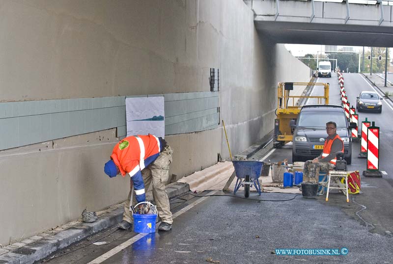 14101501.jpg - FOTOOPDRACHT:Dordrecht:15-10-2014: Na jaren van geen gezicht wordt nu eindelijk echt een begin gemaakt met het weer zichtbaar maken van de spreuken van de Tunnel onder het spoor op de Laan de VN. De eerste tegels worden nu weer op de muren gezet. N u mar hopen dat het langer duurt als de vorige keer.  Deze digitale foto blijft eigendom van FOTOPERSBURO BUSINK. Wij hanteren de voorwaarden van het N.V.F. en N.V.J. Gebruik van deze foto impliceert dat u bekend bent  en akkoord gaat met deze voorwaarden bij publicatie.EB/ETIENNE BUSINK