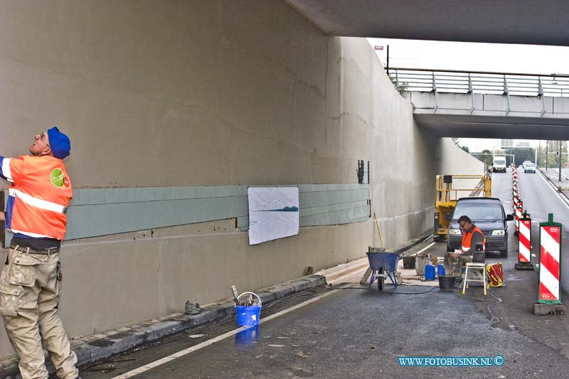 14101502.jpg - FOTOOPDRACHT:Dordrecht:15-10-2014: Na jaren van geen gezicht wordt nu eindelijk echt een begin gemaakt met het weer zichtbaar maken van de spreuken van de Tunnel onder het spoor op de Laan de VN. De eerste tegels worden nu weer op de muren gezet. N u mar hopen dat het langer duurt als de vorige keer.  Deze digitale foto blijft eigendom van FOTOPERSBURO BUSINK. Wij hanteren de voorwaarden van het N.V.F. en N.V.J. Gebruik van deze foto impliceert dat u bekend bent  en akkoord gaat met deze voorwaarden bij publicatie.EB/ETIENNE BUSINK