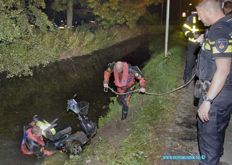 14101602.jpg - FOTOOPDRACHT:Dordrecht:16-10-2014:Op de Reeweg Zuid is vanavond een scootmobiel te water geraakt ter hoogte van nr 26, de bestuurder kon snel op het droge geholpen worden door voorbijgangers, hij had alleen een nat pak. De brandweer haald met flinke man kracht de scootmobiel uit het water.Deze digitale foto blijft eigendom van FOTOPERSBURO BUSINK. Wij hanteren de voorwaarden van het N.V.F. en N.V.J. Gebruik van deze foto impliceert dat u bekend bent  en akkoord gaat met deze voorwaarden bij publicatie.EB/ETIENNE BUSINK