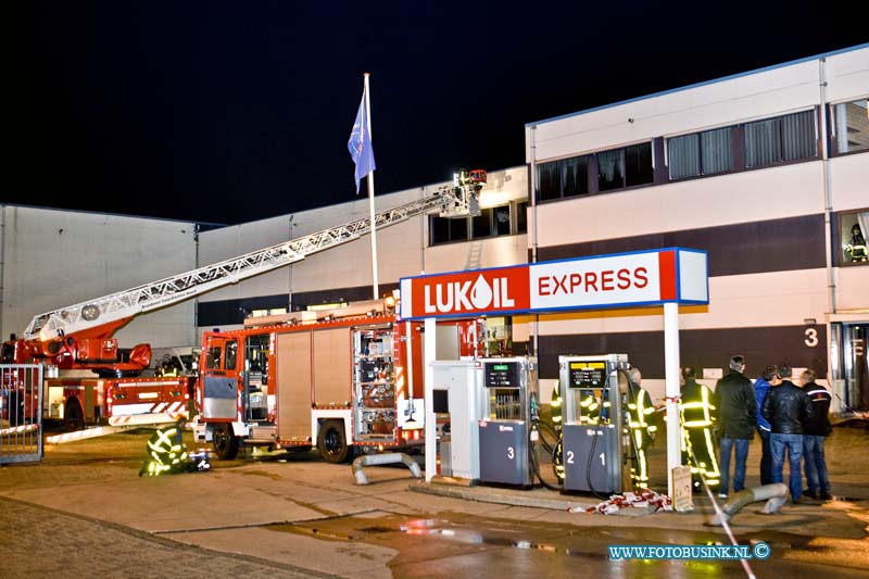 15101101.jpg - ZWIJNDRECHT 11-10-2015 Bij een middel-brand in een pand aan de Scheepmakersstraat heeft een Serverruimte flink in brand gestaan, de schade is enorm. Het vuur heeft zich mogelijk zelf doen stoppen door dat er te weinig zuurstof aanwezig was. De brandweer heeft het zeer grote pand geheel doorzocht en de brand verder geblust en het pand met grote blowers de rook er uit geblazen.Deze digitale foto blijft eigendom van FOTOPERSBURO BUSINK. Wij hanteren de voorwaarden van het N.V.F. en N.V.J. Gebruik van deze foto impliceert dat u bekend bent  en akkoord gaat met deze voorwaarden bij publicatie.EB/ETIENNE BUSINK