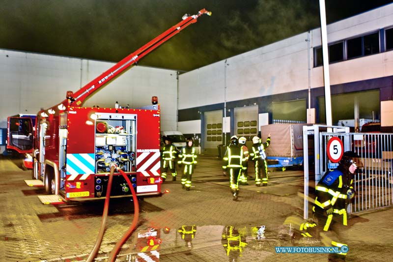 15101103.jpg - ZWIJNDRECHT 11-10-2015 Bij een middel-brand in een pand aan de Scheepmakersstraat heeft een Serverruimte flink in brand gestaan, de schade is enorm. Het vuur heeft zich mogelijk zelf doen stoppen door dat er te weinig zuurstof aanwezig was. De brandweer heeft het zeer grote pand geheel doorzocht en de brand verder geblust en het pand met grote blowers de rook er uit geblazen.Deze digitale foto blijft eigendom van FOTOPERSBURO BUSINK. Wij hanteren de voorwaarden van het N.V.F. en N.V.J. Gebruik van deze foto impliceert dat u bekend bent  en akkoord gaat met deze voorwaarden bij publicatie.EB/ETIENNE BUSINK