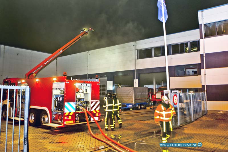 15101105.jpg - ZWIJNDRECHT 11-10-2015 Bij een middel-brand in een pand aan de Scheepmakersstraat heeft een Serverruimte flink in brand gestaan, de schade is enorm. Het vuur heeft zich mogelijk zelf doen stoppen door dat er te weinig zuurstof aanwezig was. De brandweer heeft het zeer grote pand geheel doorzocht en de brand verder geblust en het pand met grote blowers de rook er uit geblazen.Deze digitale foto blijft eigendom van FOTOPERSBURO BUSINK. Wij hanteren de voorwaarden van het N.V.F. en N.V.J. Gebruik van deze foto impliceert dat u bekend bent  en akkoord gaat met deze voorwaarden bij publicatie.EB/ETIENNE BUSINK