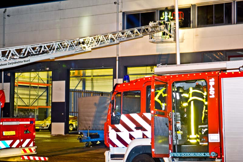 15101106.jpg - ZWIJNDRECHT 11-10-2015 Bij een middel-brand in een pand aan de Scheepmakersstraat heeft een Serverruimte flink in brand gestaan, de schade is enorm. Het vuur heeft zich mogelijk zelf doen stoppen door dat er te weinig zuurstof aanwezig was. De brandweer heeft het zeer grote pand geheel doorzocht en de brand verder geblust en het pand met grote blowers de rook er uit geblazen.Deze digitale foto blijft eigendom van FOTOPERSBURO BUSINK. Wij hanteren de voorwaarden van het N.V.F. en N.V.J. Gebruik van deze foto impliceert dat u bekend bent  en akkoord gaat met deze voorwaarden bij publicatie.EB/ETIENNE BUSINK