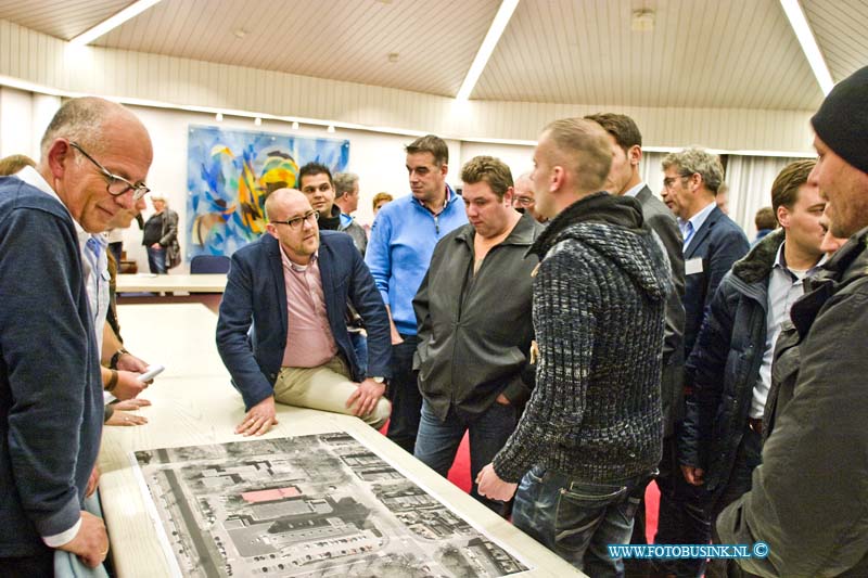 15101303.jpg - HENDRIK IDO AMBACHT 13-10-2015 - vanavond was er een bewonersbijeenkomst over de plannen om een groep van 25 vluchtelingen in een leegstaande oude gymzaal in het dorp HIA. Tijdens die bijeenkomst lopen de gemoederen al hoog op in Hendrik-Ido-Ambacht hebben onbekenden kwetsende leuzen gekalkt op de gymzaal waar morgenavond een groep vluchtelingen ondergracht wordt. Ook nu werden er raakt tekst gesproken tegen de burgermeester over de opvang van azielzoekers in hia tijdens de bijeenkomst op het op het gemeentehuis. de beveileging rond de gymzaal is aangescherpt door de politie.Deze digitale foto blijft eigendom van FOTOPERSBURO BUSINK. Wij hanteren de voorwaarden van het N.V.F. en N.V.J. Gebruik van deze foto impliceert dat u bekend bent  en akkoord gaat met deze voorwaarden bij publicatie.EB/ETIENNE BUSINK