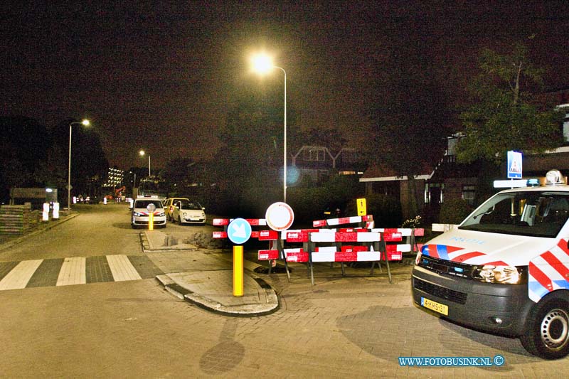 15101305.jpg - HENDRIK IDO AMBACHT 13-10-2015 - vanavond was er een bewonersbijeenkomst over de plannen om een groep van 25 vluchtelingen in een leegstaande oude gymzaal in het dorp HIA. Tijdens die bijeenkomst lopen de gemoederen al hoog op in Hendrik-Ido-Ambacht hebben onbekenden kwetsende leuzen gekalkt op de gymzaal waar morgenavond een groep vluchtelingen ondergracht wordt. Ook nu werden er raakt tekst gesproken tegen de burgermeester over de opvang van azielzoekers in hia tijdens de bijeenkomst op het op het gemeentehuis. de beveileging rond de gymzaal is aangescherpt door de politie.Deze digitale foto blijft eigendom van FOTOPERSBURO BUSINK. Wij hanteren de voorwaarden van het N.V.F. en N.V.J. Gebruik van deze foto impliceert dat u bekend bent  en akkoord gaat met deze voorwaarden bij publicatie.EB/ETIENNE BUSINK