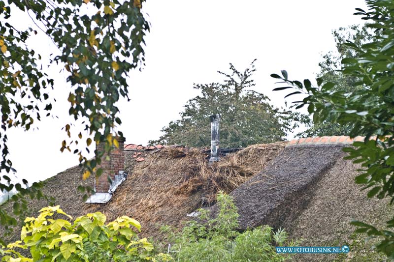 15101306.jpg - Kedichem - 13-10-2015 Bij een grote-brand in de nok van het rietendak van de woonboerderij aan de Lingedijk konden de bewoners na een bluspoging niet voorkomen dat ook het rieten dak vlam vatte. De brandweer schaalde al snel op naar grote brand. Er word een brandonderzoek gedaan naar de oorzaak van de brand mogelijk speelde een openhaard een rol.Deze digitale foto blijft eigendom van FOTOPERSBURO BUSINK. Wij hanteren de voorwaarden van het N.V.F. en N.V.J. Gebruik van deze foto impliceert dat u bekend bent  en akkoord gaat met deze voorwaarden bij publicatie.EB/ETIENNE BUSINK