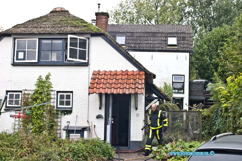 15101307.jpg - Kedichem - 13-10-2015 Bij een grote-brand in de nok van het rietendak van de woonboerderij aan de Lingedijk konden de bewoners na een bluspoging niet voorkomen dat ook het rieten dak vlam vatte. De brandweer schaalde al snel op naar grote brand. Er word een brandonderzoek gedaan naar de oorzaak van de brand mogelijk speelde een openhaard een rol.Deze digitale foto blijft eigendom van FOTOPERSBURO BUSINK. Wij hanteren de voorwaarden van het N.V.F. en N.V.J. Gebruik van deze foto impliceert dat u bekend bent  en akkoord gaat met deze voorwaarden bij publicatie.EB/ETIENNE BUSINK