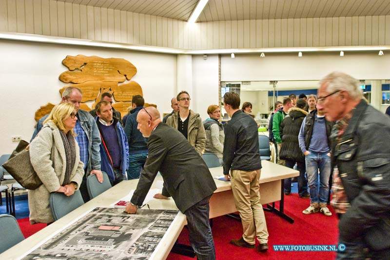 15101308.jpg - HENDRIK IDO AMBACHT 13-10-2015 - vanavond was er een bewonersbijeenkomst over de plannen om een groep van 25 vluchtelingen in een leegstaande oude gymzaal in het dorp HIA. Tijdens die bijeenkomst lopen de gemoederen al hoog op in Hendrik-Ido-Ambacht hebben onbekenden kwetsende leuzen gekalkt op de gymzaal waar morgenavond een groep vluchtelingen ondergracht wordt. Ook nu werden er raakt tekst gesproken tegen de burgermeester over de opvang van azielzoekers in hia tijdens de bijeenkomst op het op het gemeentehuis. de beveileging rond de gymzaal is aangescherpt door de politie.Deze digitale foto blijft eigendom van FOTOPERSBURO BUSINK. Wij hanteren de voorwaarden van het N.V.F. en N.V.J. Gebruik van deze foto impliceert dat u bekend bent  en akkoord gaat met deze voorwaarden bij publicatie.EB/ETIENNE BUSINK