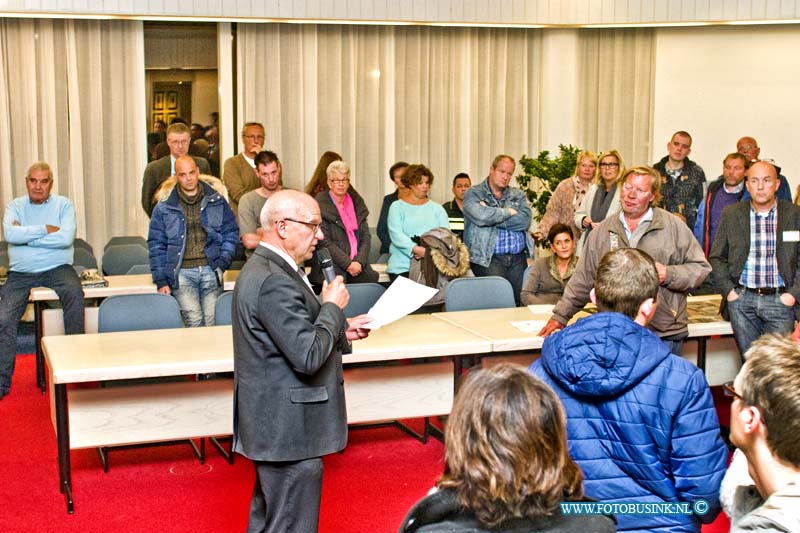 15101309.jpg - HENDRIK IDO AMBACHT 13-10-2015 - vanavond was er een bewonersbijeenkomst over de plannen om een groep van 25 vluchtelingen in een leegstaande oude gymzaal in het dorp HIA. Tijdens die bijeenkomst lopen de gemoederen al hoog op in Hendrik-Ido-Ambacht hebben onbekenden kwetsende leuzen gekalkt op de gymzaal waar morgenavond een groep vluchtelingen ondergracht wordt. Ook nu werden er raakt tekst gesproken tegen de burgermeester over de opvang van azielzoekers in hia tijdens de bijeenkomst op het op het gemeentehuis. de beveileging rond de gymzaal is aangescherpt door de politie.Deze digitale foto blijft eigendom van FOTOPERSBURO BUSINK. Wij hanteren de voorwaarden van het N.V.F. en N.V.J. Gebruik van deze foto impliceert dat u bekend bent  en akkoord gaat met deze voorwaarden bij publicatie.EB/ETIENNE BUSINK