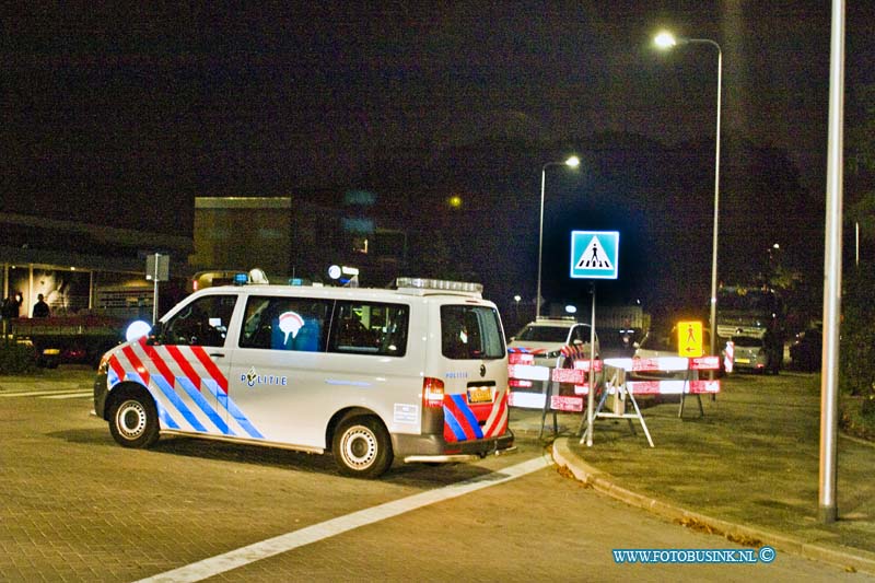 15101310.jpg - HENDRIK IDO AMBACHT 13-10-2015 - vanavond was er een bewonersbijeenkomst over de plannen om een groep van 25 vluchtelingen in een leegstaande oude gymzaal in het dorp HIA. Tijdens die bijeenkomst lopen de gemoederen al hoog op in Hendrik-Ido-Ambacht hebben onbekenden kwetsende leuzen gekalkt op de gymzaal waar morgenavond een groep vluchtelingen ondergracht wordt. Ook nu werden er raakt tekst gesproken tegen de burgermeester over de opvang van azielzoekers in hia tijdens de bijeenkomst op het op het gemeentehuis. de beveileging rond de gymzaal is aangescherpt door de politie.Deze digitale foto blijft eigendom van FOTOPERSBURO BUSINK. Wij hanteren de voorwaarden van het N.V.F. en N.V.J. Gebruik van deze foto impliceert dat u bekend bent  en akkoord gaat met deze voorwaarden bij publicatie.EB/ETIENNE BUSINK