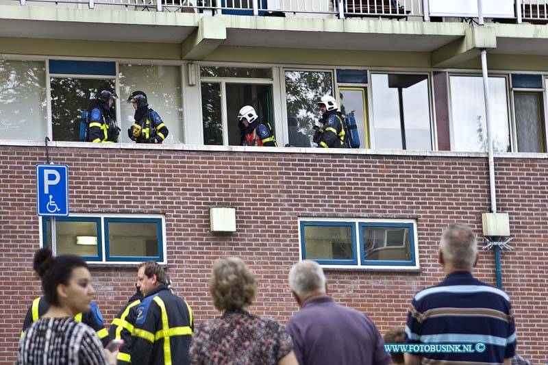 14090101.jpg - FOTOOPDRACHT:Alblasserdam:01-09-2014: Aan de Nicolaas Beetsstraat in Alblasserdam is in een flatwoning brand ontstaan. De brandweer en 2 ambulances en Politie, gealarmeerd omdat buurtbewoners rook uit de woning zagen komen. het was niet bekend of er bewonners aanwezig waren. De brandweer schaalde daarom op naar middelbrand.De deur van de woning werdt ingeslagen. Er bleek niemand in de woning aanwezig te zijn en dat er eten te lang in de oven had gestaan. De brand was dus snel onder controle het huis werd geventileerd, en de de hulpdiensten vertrokken. Salvage kwam later op de avond langs om de schade verder af te handelen.  Deze digitale foto blijft eigendom van FOTOPERSBURO BUSINK. Wij hanteren de voorwaarden van het N.V.F. en N.V.J. Gebruik van deze foto impliceert dat u bekend bent  en akkoord gaat met deze voorwaarden bij publicatie.EB/ETIENNE BUSINK