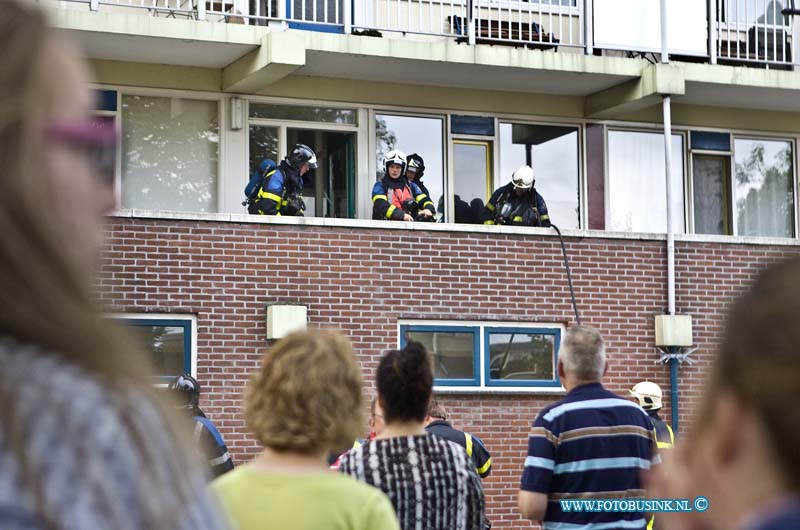 14090102.jpg - FOTOOPDRACHT:Alblasserdam:01-09-2014: Aan de Nicolaas Beetsstraat in Alblasserdam is in een flatwoning brand ontstaan. De brandweer en 2 ambulances en Politie, gealarmeerd omdat buurtbewoners rook uit de woning zagen komen. het was niet bekend of er bewonners aanwezig waren. De brandweer schaalde daarom op naar middelbrand.De deur van de woning werdt ingeslagen. Er bleek niemand in de woning aanwezig te zijn en dat er eten te lang in de oven had gestaan. De brand was dus snel onder controle het huis werd geventileerd, en de de hulpdiensten vertrokken. Salvage kwam later op de avond langs om de schade verder af te handelen.  Deze digitale foto blijft eigendom van FOTOPERSBURO BUSINK. Wij hanteren de voorwaarden van het N.V.F. en N.V.J. Gebruik van deze foto impliceert dat u bekend bent  en akkoord gaat met deze voorwaarden bij publicatie.EB/ETIENNE BUSINK