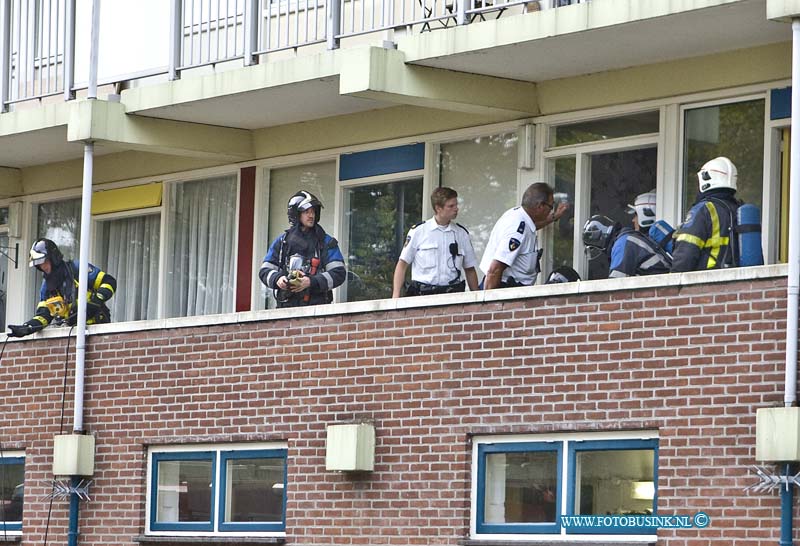 14090103.jpg - FOTOOPDRACHT:Alblasserdam:01-09-2014: Aan de Nicolaas Beetsstraat in Alblasserdam is in een flatwoning brand ontstaan. De brandweer en 2 ambulances en Politie, gealarmeerd omdat buurtbewoners rook uit de woning zagen komen. het was niet bekend of er bewonners aanwezig waren. De brandweer schaalde daarom op naar middelbrand.De deur van de woning werdt ingeslagen. Er bleek niemand in de woning aanwezig te zijn en dat er eten te lang in de oven had gestaan. De brand was dus snel onder controle het huis werd geventileerd, en de de hulpdiensten vertrokken. Salvage kwam later op de avond langs om de schade verder af te handelen.  Deze digitale foto blijft eigendom van FOTOPERSBURO BUSINK. Wij hanteren de voorwaarden van het N.V.F. en N.V.J. Gebruik van deze foto impliceert dat u bekend bent  en akkoord gaat met deze voorwaarden bij publicatie.EB/ETIENNE BUSINK