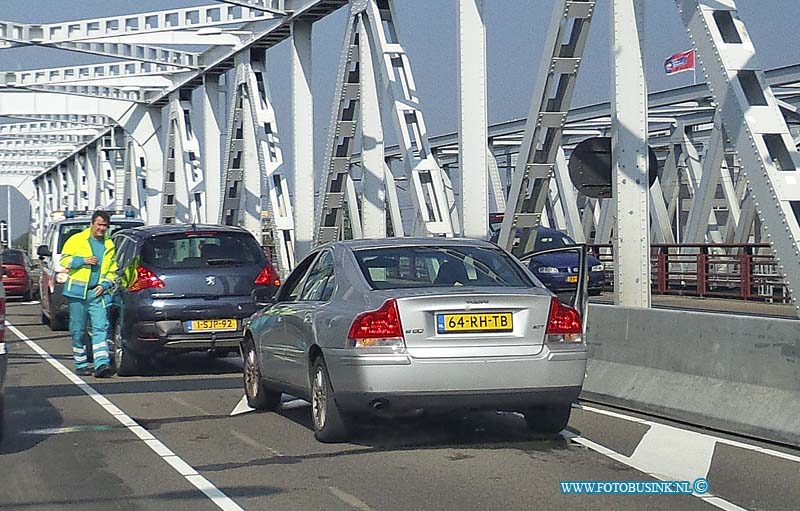 14090401.jpg - FOTOOPDRACHT:Donderdag:04-09-2014: Bij een ongeval midden op de brug Dordrecht-Zwijndrecht met 2 personen auto's raakte de bestuurders licht gewond. Het Ambulance personeel keek de bestuurders na. Omdat men aan het werk is op de brug leverde de afsluiting van 1 rijbaan file op naar beide zijde, De politie begeleide het verkeer op de brug. Deze digitale foto blijft eigendom van FOTOPERSBURO BUSINK. Wij hanteren de voorwaarden van het N.V.F. en N.V.J. Gebruik van deze foto impliceert dat u bekend bent  en akkoord gaat met deze voorwaarden bij publicatie.EB/ETIENNE BUSINK