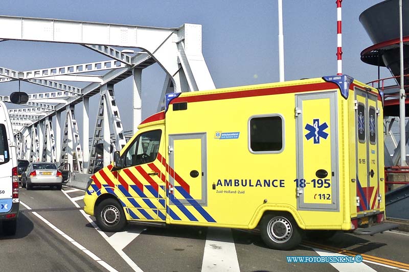 14090402.jpg - FOTOOPDRACHT:Donderdag:04-09-2014: Bij een ongeval midden op de brug Dordrecht-Zwijndrecht met 2 personen auto's raakte de bestuurders licht gewond. Het Ambulance personeel keek de bestuurders na. Omdat men aan het werk is op de brug leverde de afsluiting van 1 rijbaan file op naar beide zijde, De politie begeleide het verkeer op de brug. Deze digitale foto blijft eigendom van FOTOPERSBURO BUSINK. Wij hanteren de voorwaarden van het N.V.F. en N.V.J. Gebruik van deze foto impliceert dat u bekend bent  en akkoord gaat met deze voorwaarden bij publicatie.EB/ETIENNE BUSINK
