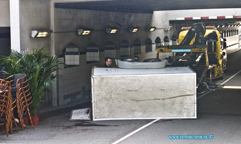 14090404.jpg - FOTOOPDRACHT:Dordrecht:04-09-2014:In de Krispijn tunnel is vanmiddag een aanhangwagen van de trekhaak afgeschoten en gekanteld.De spullen van een theatergroep lagen door de tunnel heen, het verkeer werd omgeleid over 1 rijbaan. het takelbedrijf zette de aanhangwagen weer op zijn wielen die totaal los was.Deze digitale foto blijft eigendom van FOTOPERSBURO BUSINK. Wij hanteren de voorwaarden van het N.V.F. en N.V.J. Gebruik van deze foto impliceert dat u bekend bent  en akkoord gaat met deze voorwaarden bij publicatie.EB/ETIENNE BUSINK