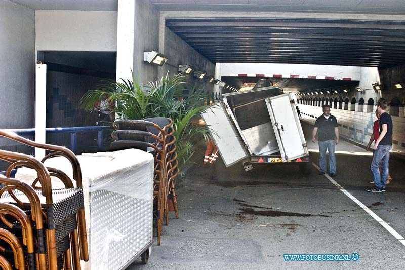 14090405.jpg - FOTOOPDRACHT:Dordrecht:04-09-2014:In de Krispijn tunnel is vanmiddag een aanhangwagen van de trekhaak afgeschoten en gekanteld.De spullen van een theatergroep lagen door de tunnel heen, het verkeer werd omgeleid over 1 rijbaan. het takelbedrijf zette de aanhangwagen weer op zijn wielen die totaal los was.Deze digitale foto blijft eigendom van FOTOPERSBURO BUSINK. Wij hanteren de voorwaarden van het N.V.F. en N.V.J. Gebruik van deze foto impliceert dat u bekend bent  en akkoord gaat met deze voorwaarden bij publicatie.EB/ETIENNE BUSINK