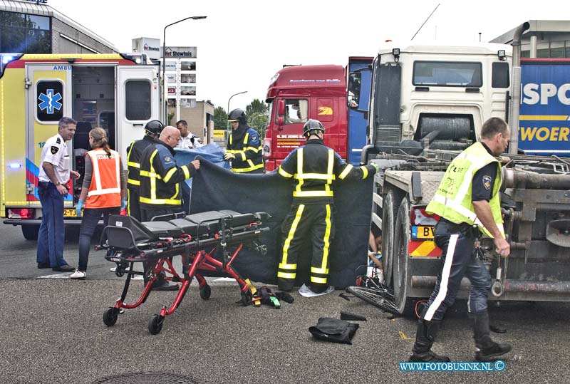 14090901.jpg - FOTOOPDRACHT:Dordrecht:09-09-2014:Bij een ernstige aanrijding op de Kamerlingh Onnesweg tussen een vrachtwagen en een fietser,de persoon lag klem onder de vrachtwagen en is fietser zwaar gewond geraakt. De politie, ambulance en de brandweer en trauma helikopter kwamen ter plaatse om assisentie ter verlennen. de fietser werd met spoed nadat het ziekenhuis gebracht nadat de brandweer de vrachtwagen had opgetilt met speciale matriaal.Deze digitale foto blijft eigendom van FOTOPERSBURO BUSINK. Wij hanteren de voorwaarden van het N.V.F. en N.V.J. Gebruik van deze foto impliceert dat u bekend bent  en akkoord gaat met deze voorwaarden bij publicatie.EB/ETIENNE BUSINK