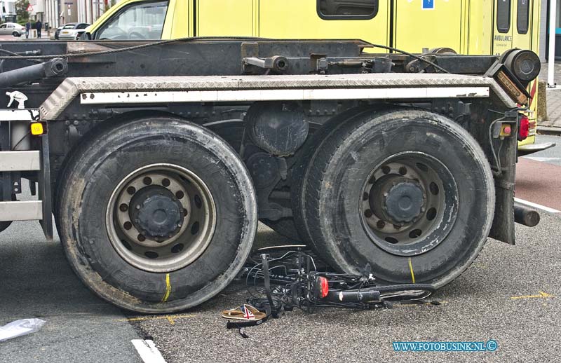 14090902.jpg - FOTOOPDRACHT:Dordrecht:09-09-2014:Bij een ernstige aanrijding op de Kamerlingh Onnesweg tussen een vrachtwagen en een fietser,de persoon lag klem onder de vrachtwagen en is fietser zwaar gewond geraakt. De politie, ambulance en de brandweer en trauma helikopter kwamen ter plaatse om assisentie ter verlennen. de fietser werd met spoed nadat het ziekenhuis gebracht nadat de brandweer de vrachtwagen had opgetilt met speciale matriaal.Deze digitale foto blijft eigendom van FOTOPERSBURO BUSINK. Wij hanteren de voorwaarden van het N.V.F. en N.V.J. Gebruik van deze foto impliceert dat u bekend bent  en akkoord gaat met deze voorwaarden bij publicatie.EB/ETIENNE BUSINK