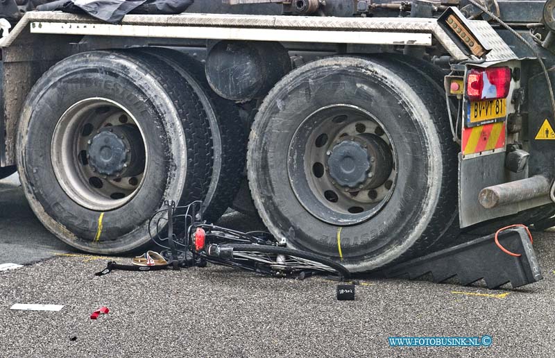 14090903.jpg - FOTOOPDRACHT:Dordrecht:09-09-2014:Bij een ernstige aanrijding op de Kamerlingh Onnesweg tussen een vrachtwagen en een fietser,de persoon lag klem onder de vrachtwagen en is fietser zwaar gewond geraakt. De politie, ambulance en de brandweer en trauma helikopter kwamen ter plaatse om assisentie ter verlennen. de fietser werd met spoed nadat het ziekenhuis gebracht nadat de brandweer de vrachtwagen had opgetilt met speciale matriaal.Deze digitale foto blijft eigendom van FOTOPERSBURO BUSINK. Wij hanteren de voorwaarden van het N.V.F. en N.V.J. Gebruik van deze foto impliceert dat u bekend bent  en akkoord gaat met deze voorwaarden bij publicatie.EB/ETIENNE BUSINK