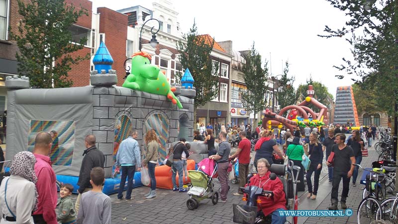 14092704.jpg - FOTOOPDRACHT:Dordrecht:27-09-2014:bagijnhof spelletjes. Ook dit jaar pakt Dordrecht uit. Na het succes van 2013 doen we het nog een keer dunnetjes over. Dit jaar hebben horeca, winkeliers, bedrijven, gemeente en Dordrecht Marketing de handen wederom ineengeslagen. Op 27 en 28 september laat de binnenstad weer aan iedereen zien wat ze in huis heeft.Deze digitale foto blijft eigendom van FOTOPERSBURO BUSINK. Wij hanteren de voorwaarden van het N.V.F. en N.V.J. Gebruik van deze foto impliceert dat u bekend bent  en akkoord gaat met deze voorwaarden bij publicatie.EB/ETIENNE BUSINK