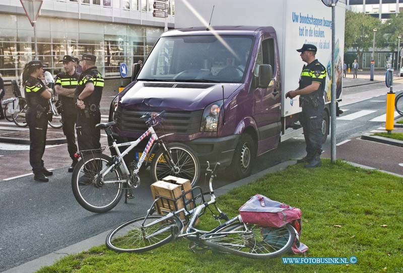 14093001.jpg - FOTOOPDRACHT:Dordrecht:30-09-2014:Op de Spuiboulevard is een fietser aangereden door een klein vrachtwagentje, de fietser is gewond afgevoerd naar het ziekenhuis, de Politie stelt een onderzoek in naar de toedracht. De spuiboulevard is enkele tijd afgesloten geweest voor het verkeer in de spits.Deze digitale foto blijft eigendom van FOTOPERSBURO BUSINK. Wij hanteren de voorwaarden van het N.V.F. en N.V.J. Gebruik van deze foto impliceert dat u bekend bent  en akkoord gaat met deze voorwaarden bij publicatie.EB/ETIENNE BUSINK